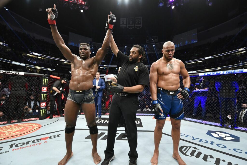 Francis Ngannou s'impose devant Ciryl Gane