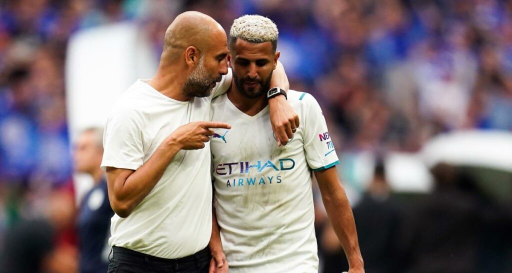 Guardiola donne des consignes à Riyad Mahrez.