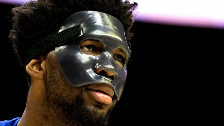 Joel Embiid de retour avec un masque