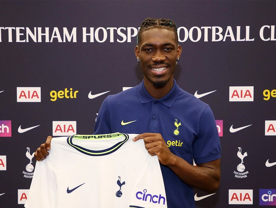 Yves Bissouma signe à Tottenham