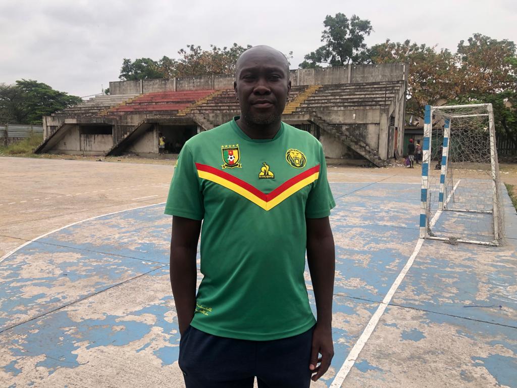 le coach Achard Kibaki sur le terrain d'entraînement de JSK