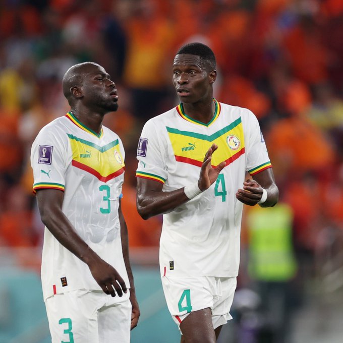 Pape Abdou Cissé en pleine discussion avec son capitaine Kalidou Koulibaly