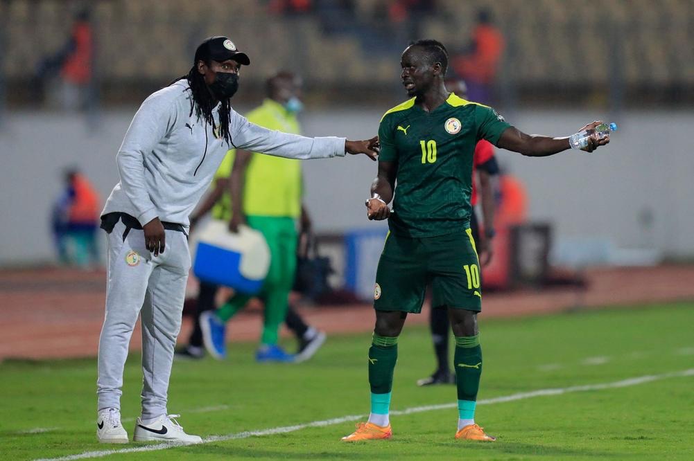 Aliou Cissé en discussions avec Sadio Mané.