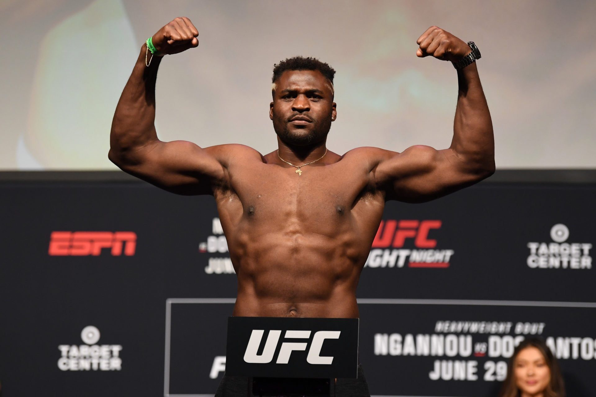 Francis Ngannou félicite Jon Jones à sa manière