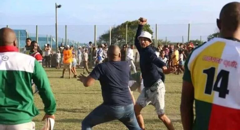 Scènes de chaos après le match entre Jeffreys Bay et les Harlequins