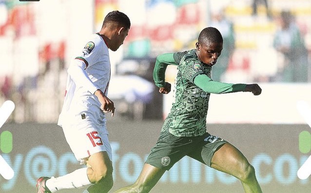 Un joueur nigérian en lutte contre un marocain