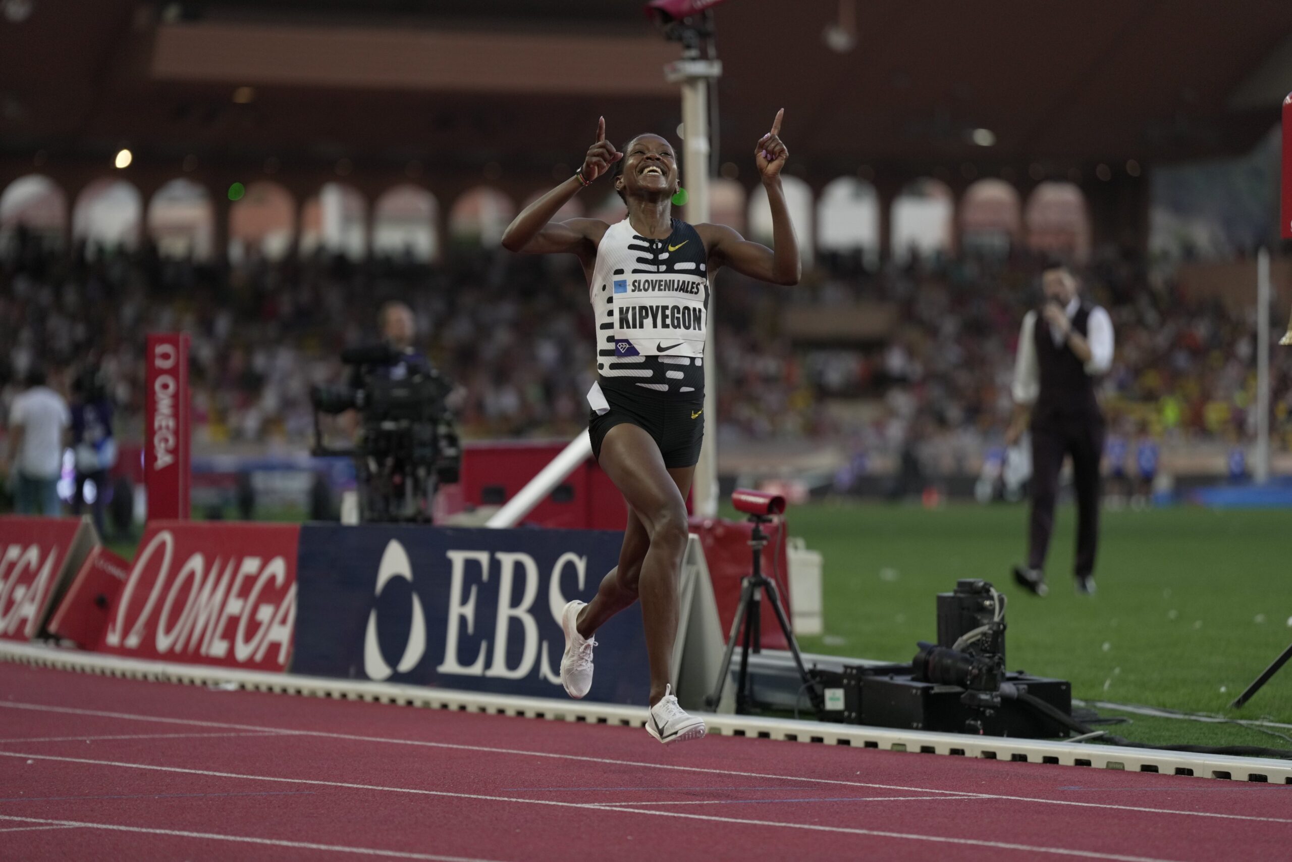 Athletics: Faith Kipyegon sets a new world record