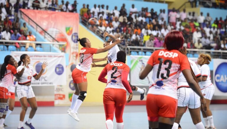 Handball Des joueuses de DGSP acculées dans leur défense par Primero de Agosto