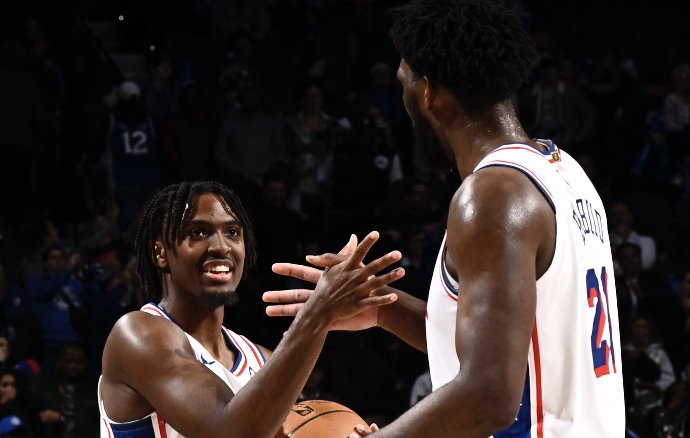 Philadelphie : le beau geste de Embiid envers deux coéquipiers