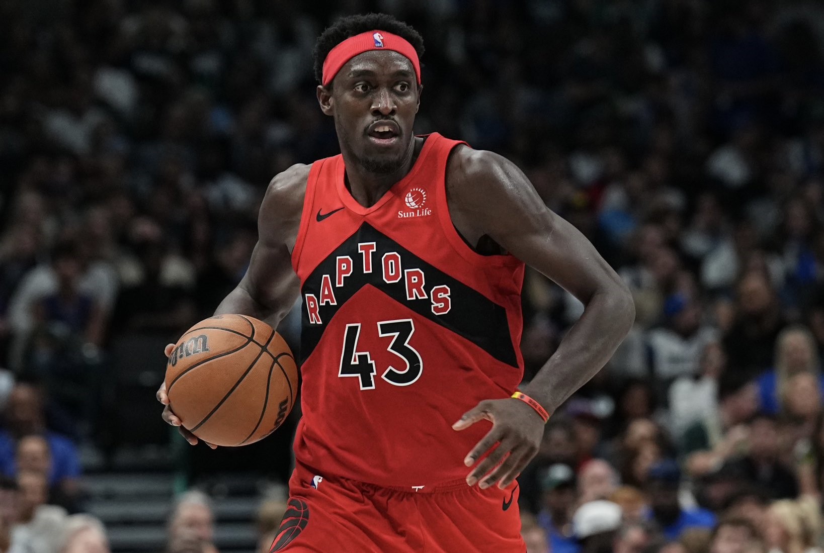 Siakam signe un match de Mammouth pour dominer les Mavs