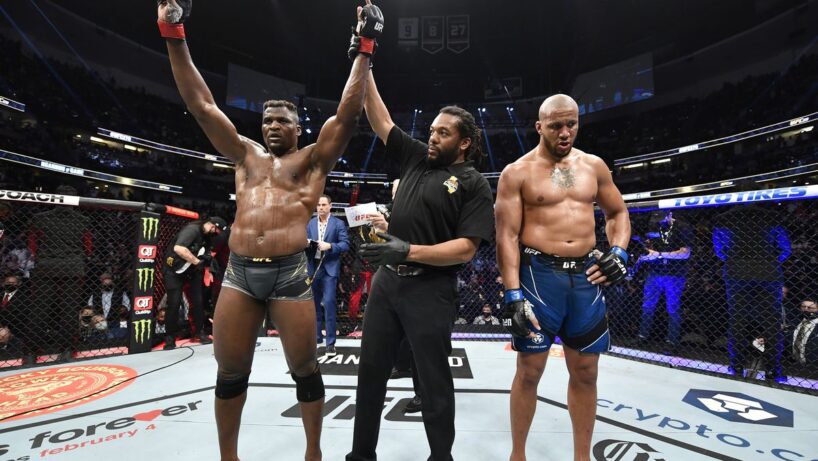 Francis Ngannou s'impose devant Ciryl Gane