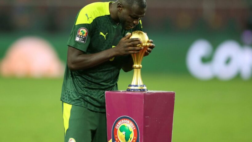 Kalidou Koulibaly avec le trophée de la CAN