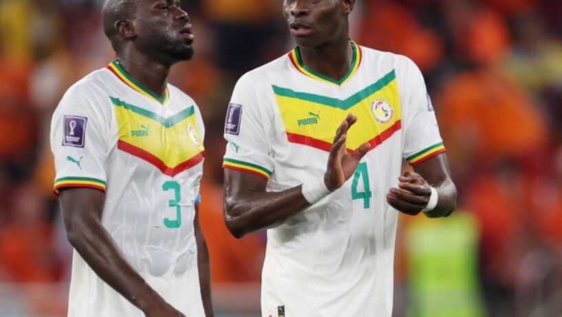 Pape Abdou Cissé en pleine discussion avec son capitaine Kalidou Koulibaly