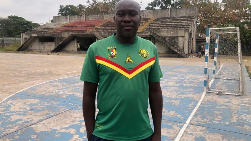 le coach Achard Kibaki sur le terrain d'entraînement de JSK