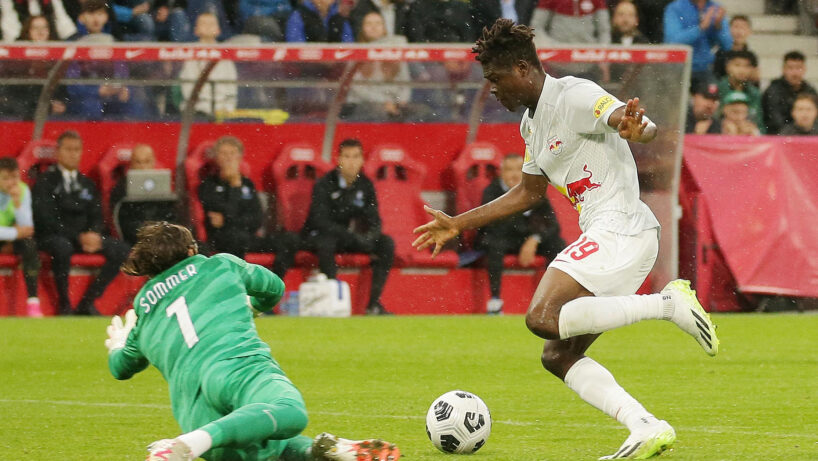 Salzburg's Ivorian forward Karim Konate (R) fails to score past Inter Milan's Swiss goalkeeper Yann Sommer during the pre-season frinedly football match between Red Bull Salzburg and Inter Milan in Salzburg, Austria on August 9, 2023. (Photo by KRUGFOTO / APA / AFP) / Austria OUT (Photo by KRUGFOTO/APA/AFP via Getty Images)