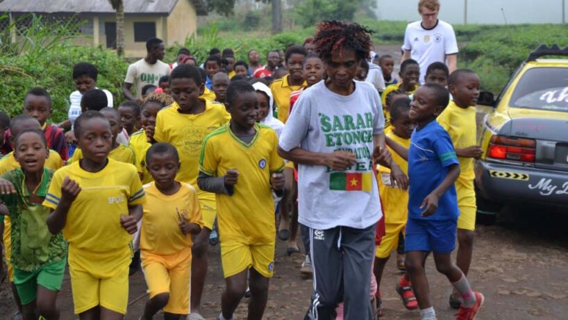 Sarah et des jeunes de sa Fondation