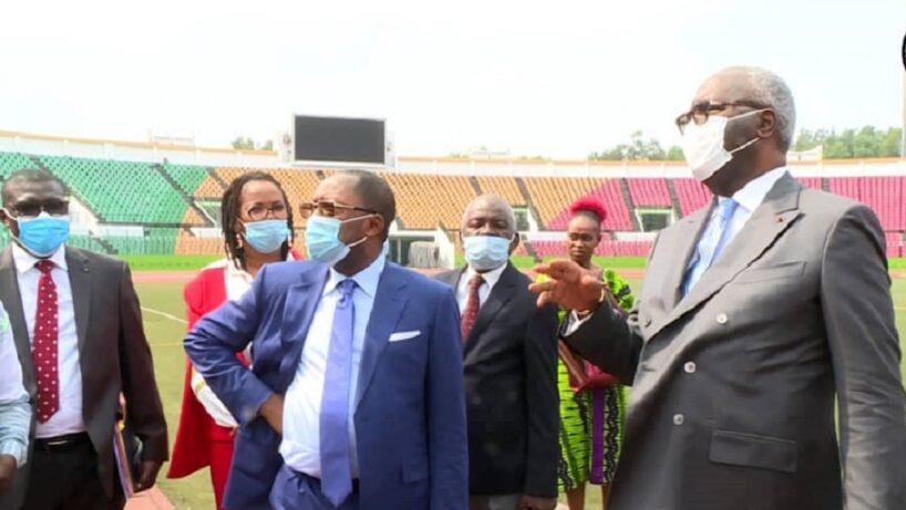 Congo hugues ngouelondelé à droite et jean guy blaise mayolas admirant le nouveau visage de massamba-débat